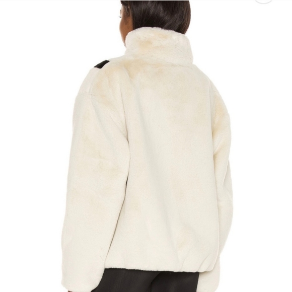 Nike Jacket 🤍🖤 - Picture 3 of 7